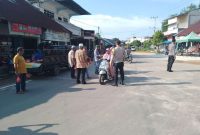 Tokoh Masyarakat Tanjungberlian Kota Bagikan Ratusan Takjil ke Pengendara di Simpang Tugu Nanas, Kelurahan Tanjungberlian Kota. (Foto: Istimewa)