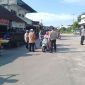Tokoh Masyarakat Tanjungberlian Kota Bagikan Ratusan Takjil ke Pengendara di Simpang Tugu Nanas, Kelurahan Tanjungberlian Kota. (Foto: Istimewa)