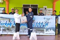 Kepala Unit Produksi Kundur Ari Wibowo saat menyerahkan paket sembako secara Simbolis kepada Kepala Desa Kundur Marhalim. (Foto: Humas Timah)