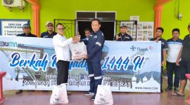 Kepala Unit Produksi Kundur Ari Wibowo saat menyerahkan paket sembako secara Simbolis kepada Kepala Desa Kundur Marhalim. (Foto: Humas Timah)