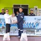 Kepala Unit Produksi Kundur Ari Wibowo saat menyerahkan paket sembako secara Simbolis kepada Kepala Desa Kundur Marhalim. (Foto: Humas Timah)
