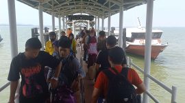 Arus mudik di Pelabuhan Domestik Karimun mulai terpantau ramai, Sabtu (15/4/2023) pagi.  (Foto: Kepriheadline.id)