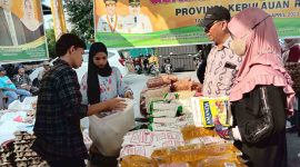 Warga serbu pasar murah Badan Pangan Nasional di Karimun. (Foto: Istimewa)