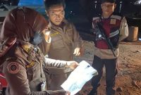 Petugas Stasiun Karantina Pertanian melakukan pengecekkan dokumen-dokumen kelengkapan karantina. (Foto: Ist)