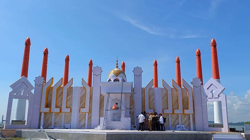 Proses pembangunan Astaka STQH ke-X Provinsi Kepri di Coastal Area. (Foto: Kepeiheadline.id)