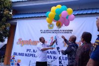 Bupati Karimun Aunur Rafiq dan Direktur Utama BUP melepas balon peringatan HUT ke-14 PT KKM, Kamis (27/4/2023). (Foto: Kepeiheadline.id)