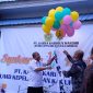 Bupati Karimun Aunur Rafiq dan Direktur Utama BUP melepas balon peringatan HUT ke-14 PT KKM, Kamis (27/4/2023). (Foto: Kepeiheadline.id)