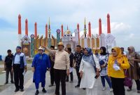 Wakil Gubernur Kepri Marlin Agustina didampingi Wakil Bupati Karimun Anwar Hasyim meninjau pembangunan Astaka STQH ke-X Provinsi Kepri di Coastal Area. (Foto: Kepriheadline.id)