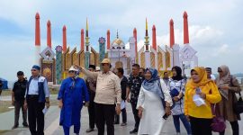Wakil Gubernur Kepri Marlin Agustina didampingi Wakil Bupati Karimun Anwar Hasyim meninjau pembangunan Astaka STQH ke-X Provinsi Kepri di Coastal Area. (Foto: Kepriheadline.id)