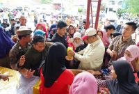 Bupati Karimun menghadiri bazar pangan murah beberapa waktu lalu. (Foto: Facebook)