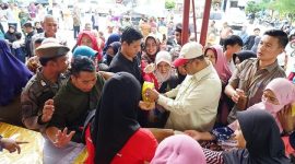 Bupati Karimun menghadiri bazar pangan murah beberapa waktu lalu. (Foto: Facebook)