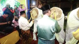 Bupati Karimun Aunur Rafiq dan Wakil Karimun Anwar Hasyim membuka pawai kendaraan hias tahun 2019 lalu. (Foto: Humas Pemkab Karimun)