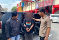 Pelaku Df (37) digiring menuju Satreskrim Polres Karimun guna menjalani pemeriksaan. (Foto: Istimewa/Kepriheadline.id)
