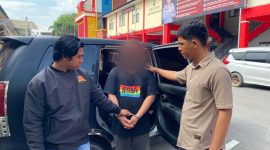 Pelaku Df (37) digiring menuju Satreskrim Polres Karimun guna menjalani pemeriksaan. (Foto: Istimewa/Kepriheadline.id)