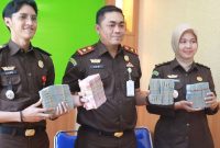 Kacabjari Tanjungbatu Doni Saputra menunjukkan uang sitaan dugaan korupsi BOP Pendidikan Kesetaraan di PKBM Bakti Negeri Kundur. (Foto: Istimewa/Kepriheadline.id)