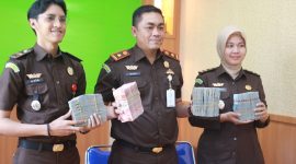 Kacabjari Tanjungbatu Doni Saputra menunjukkan uang sitaan dugaan korupsi BOP Pendidikan Kesetaraan di PKBM Bakti Negeri Kundur. (Foto: Istimewa/Kepriheadline.id)