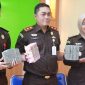 Kacabjari Tanjungbatu Doni Saputra menunjukkan uang sitaan dugaan korupsi BOP Pendidikan Kesetaraan di PKBM Bakti Negeri Kundur. (Foto: Istimewa/Kepriheadline.id)