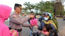 Kapolres Bintan AKBP Riky Berbagi Takjil di Kawasan Makam Pahlawan Dwikora Tanjunguban. (Foto: Istimewa)