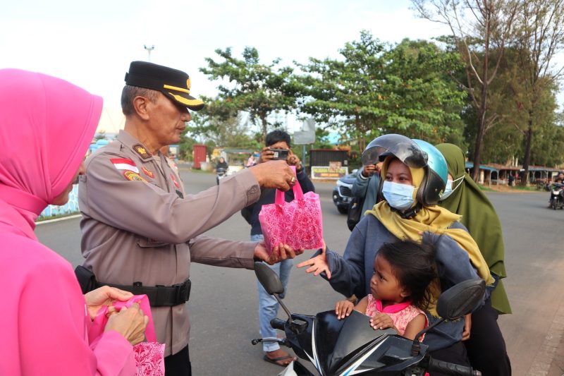Kapolres Bintan AKBP Riky Berbagi Takjil di Kawasan Makam Pahlawan Dwikora Tanjunguban. (Foto: Istimewa)