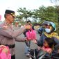 Kapolres Bintan AKBP Riky Berbagi Takjil di Kawasan Makam Pahlawan Dwikora Tanjunguban. (Foto: Istimewa)