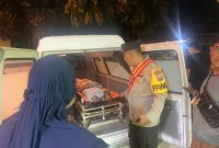 Polisi mengevakuasi mayat laki-laki yang ditemukan di Pondok Kawasan Badang Perkasa. (Foto: Ist/kepriheadline.id)