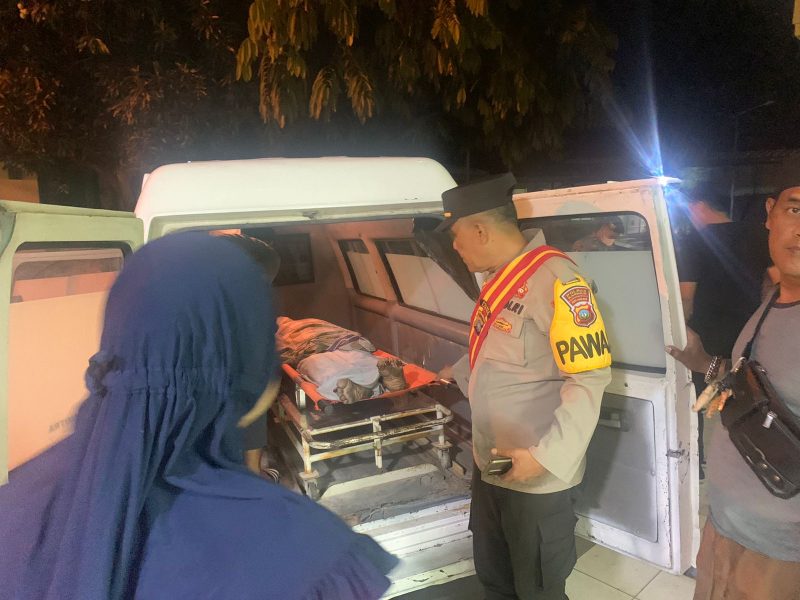 Polisi mengevakuasi mayat laki-laki yang ditemukan di Pondok Kawasan Badang Perkasa. (Foto: Ist/kepriheadline.id)