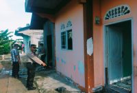 Polisi melakukan olah TKP di lokasi kebakaran di Bukit Sidomulyo Karimun. (Foto: Dokumen Polisi)