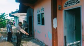 Polisi melakukan olah TKP di lokasi kebakaran di Bukit Sidomulyo Karimun. (Foto: Dokumen Polisi)