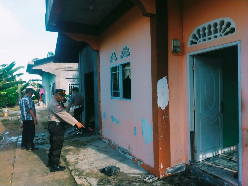 Polisi melakukan olah TKP di lokasi kebakaran di Bukit Sidomulyo Karimun. (Foto: Dokumen Polisi)
