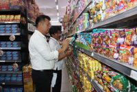 Personil Polres Karimun lakukan pengecekkan serta pemeriksaan produk makanan dan minuman di swalayan wilayah Karimun. (Foto: Humas Polres Karimun)