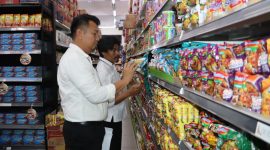 Personil Polres Karimun lakukan pengecekkan serta pemeriksaan produk makanan dan minuman di swalayan wilayah Karimun. (Foto: Humas Polres Karimun)