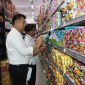 Personil Polres Karimun lakukan pengecekkan serta pemeriksaan produk makanan dan minuman di swalayan wilayah Karimun. (Foto: Humas Polres Karimun)