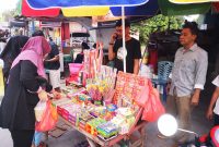 Personil Polsek Balai lakukan razia petasan di sejumlah pedagang wilayah Karimun.