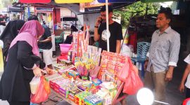 Personil Polsek Balai lakukan razia petasan di sejumlah pedagang wilayah Karimun.