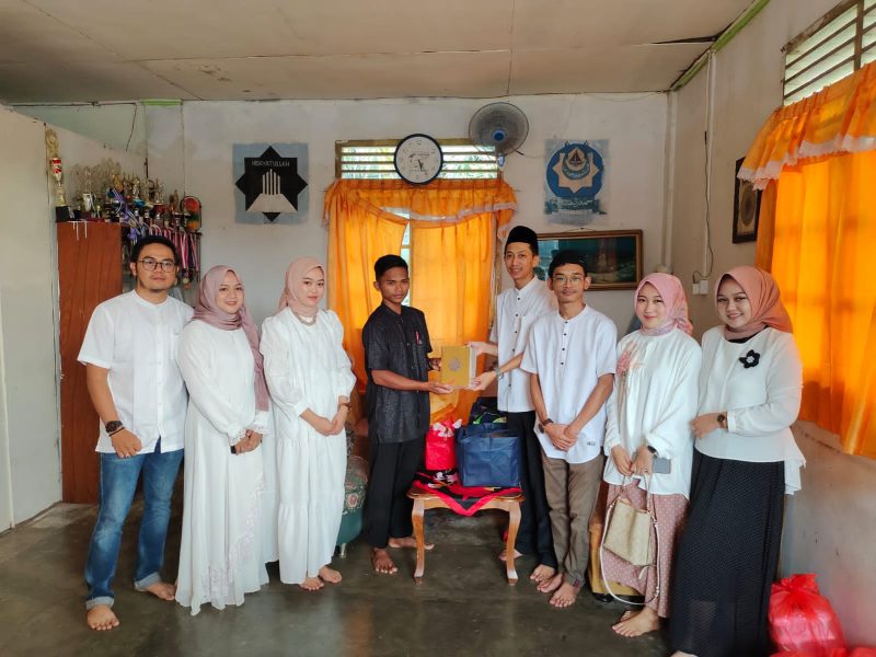 HIPMI Karimun serahkan bantuan santunan dan Al-Quran ke Ponpes Hidayatullah. (FOTO: Istimewa)