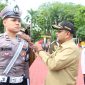 Bupati Karimun Aunur Rafiq menyematkan pin tanda operasi kepada perwakilan petugas Ops Ketupat 2023. (Foto: Humas Polres Karimun)