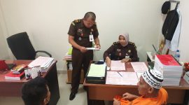 JPU terima berkas limpahan perkaran Dugaan Korupsi, Mantan Kades Parit, Kecamatan Selat Gelam, Senin (17/4/2023). (Foto: Kejari Karimun untuk Kepriheadline.id)