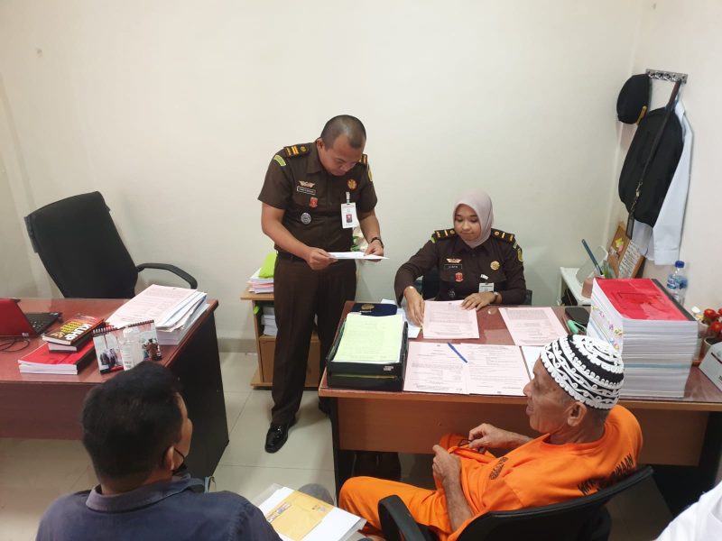 JPU terima berkas limpahan perkaran Dugaan Korupsi, Mantan Kades Parit, Kecamatan Selat Gelam, Senin (17/4/2023). (Foto: Kejari Karimun untuk Kepriheadline.id)