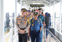 Kapolres Karimun AKBP Ryky Widya Muharam melepas ratusan pemudik Program Mudik Gratis 2023 Polres Karimun. (Foto: Humas Polres Karimun)