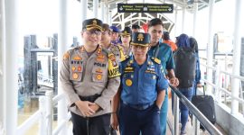 Kapolres Karimun AKBP Ryky Widya Muharam melepas ratusan pemudik Program Mudik Gratis 2023 Polres Karimun. (Foto: Humas Polres Karimun)
