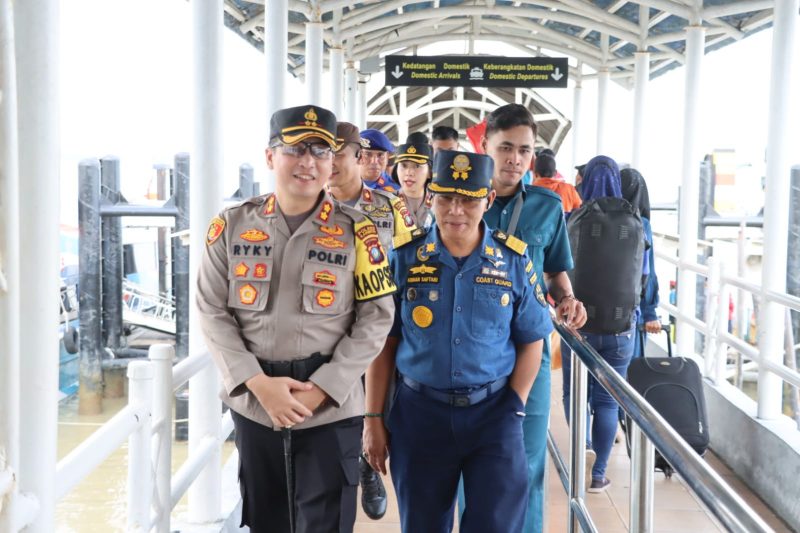Kapolres Karimun AKBP Ryky Widya Muharam melepas ratusan pemudik Program Mudik Gratis 2023 Polres Karimun. (Foto: Humas Polres Karimun)