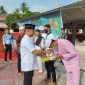 Ka Rutan Karimun Yogi Suhara menyerahkan remisi kepada narapidana Rutan Kelas II Tanjungbalai Karimun, Sabtu (22/4/2023). (Foto: Rutan Karimun)