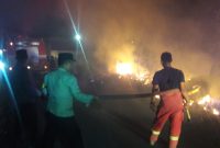 Api membakar lahan kosong di sekitar Perumahan Permata Asri, Kecamatan Meral. (Foto: Kepriheadline.id)