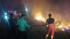 Api membakar lahan kosong di sekitar Perumahan Permata Asri, Kecamatan Meral. (Foto: Kepriheadline.id)