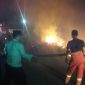 Api membakar lahan kosong di sekitar Perumahan Permata Asri, Kecamatan Meral. (Foto: Kepriheadline.id)