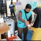 Salah satu petugas PLN memberikan layanan kepada pemudik di Posko Mudik BUMN 2023 di Pelabuhan Domestik Karimun. (Foto: Kepriheadline.id)