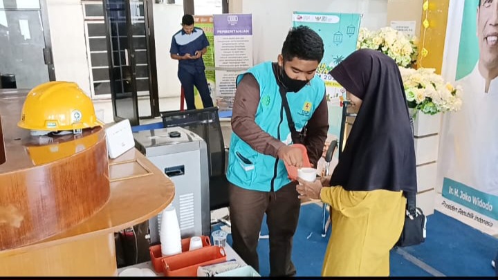Salah satu petugas PLN memberikan layanan kepada pemudik di Posko Mudik BUMN 2023 di Pelabuhan Domestik Karimun. (Foto: Kepriheadline.id)