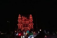Warga beramai-ramai menyaksikan penilaian Festival Lampu Colok dan Hias Eid Mubarak 2023 di Karimun. (Foto: Kepriheadline.id)