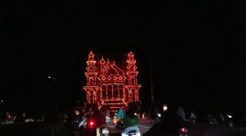Warga beramai-ramai menyaksikan penilaian Festival Lampu Colok dan Hias Eid Mubarak 2023 di Karimun. (Foto: Kepriheadline.id)