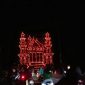 Warga beramai-ramai menyaksikan penilaian Festival Lampu Colok dan Hias Eid Mubarak 2023 di Karimun. (Foto: Kepriheadline.id)